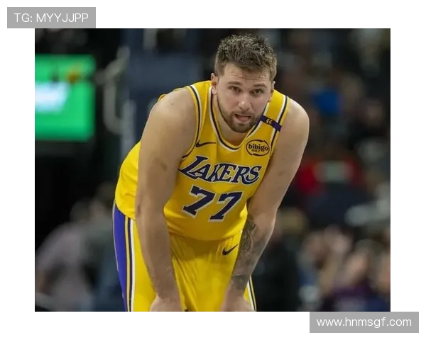 东契奇向里夫斯展示扭伤手指里夫斯惊呼难以置信的反应引发热议